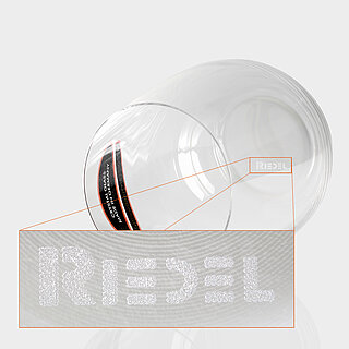 Vaso de cristal con el logotipo de la marca "Riedel" grabado por láser